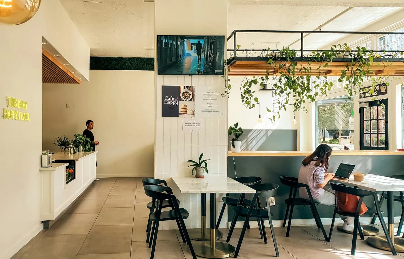 Le studio — arche, banquette, mur de chaux
