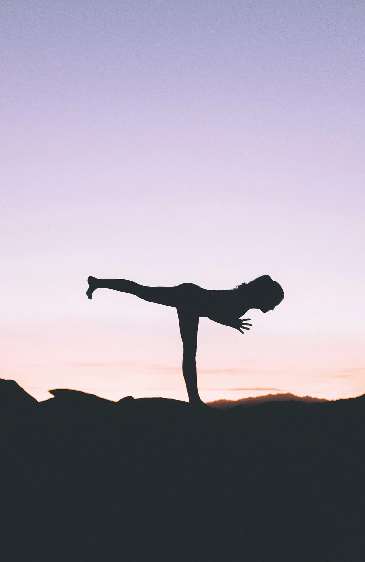 Yoga — ombre portée sur le mur de chaux
