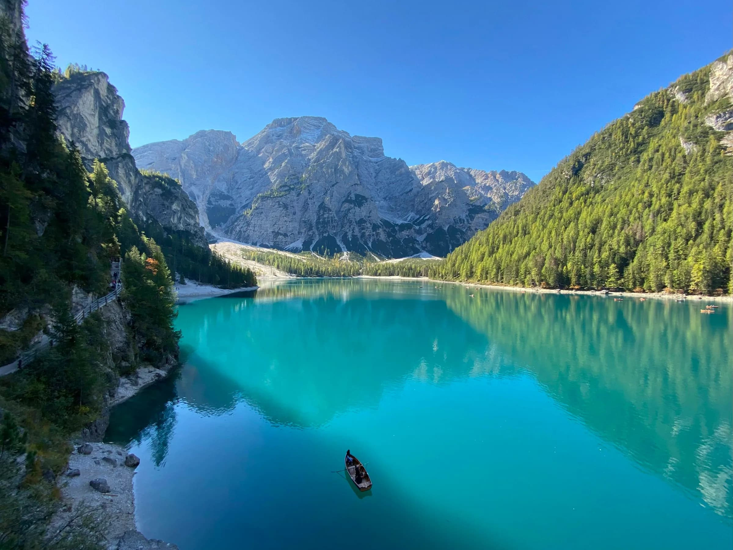 Retraite — lac de montagne, plein été