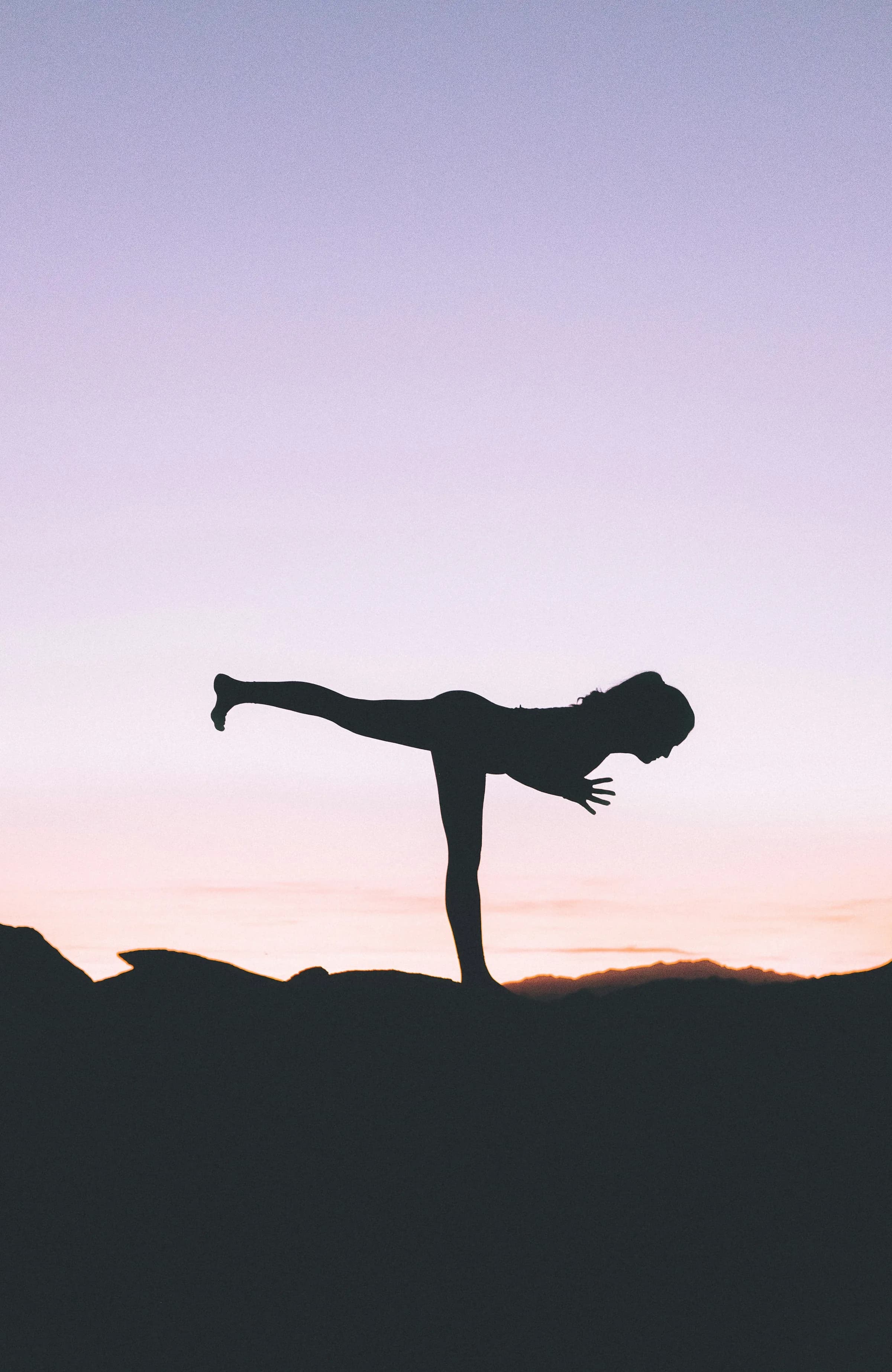 Yoga — lumière traversante, mur de chaux